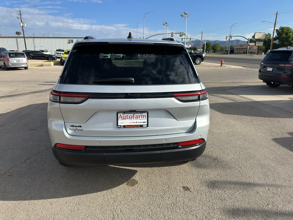 2025 Jeep Grand Cherokee Laredo
