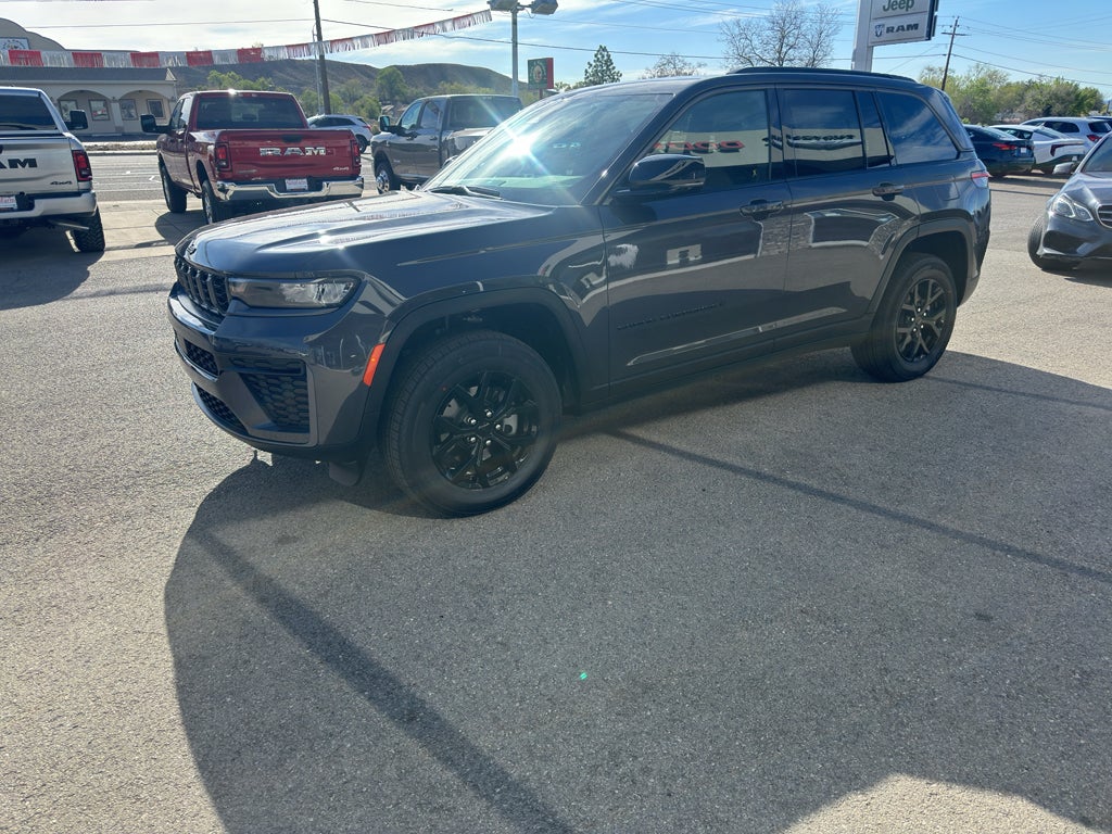 2026 Jeep Grand Cherokee Laredo Altitude