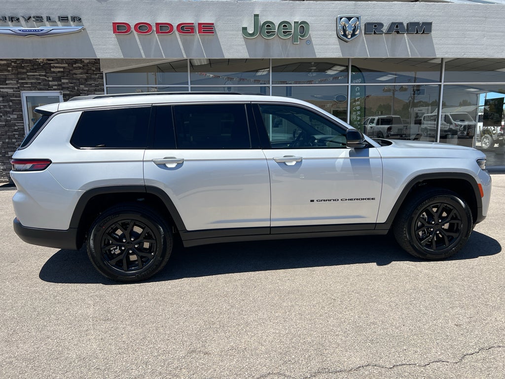 2026 Jeep Grand Cherokee Laredo Altitude