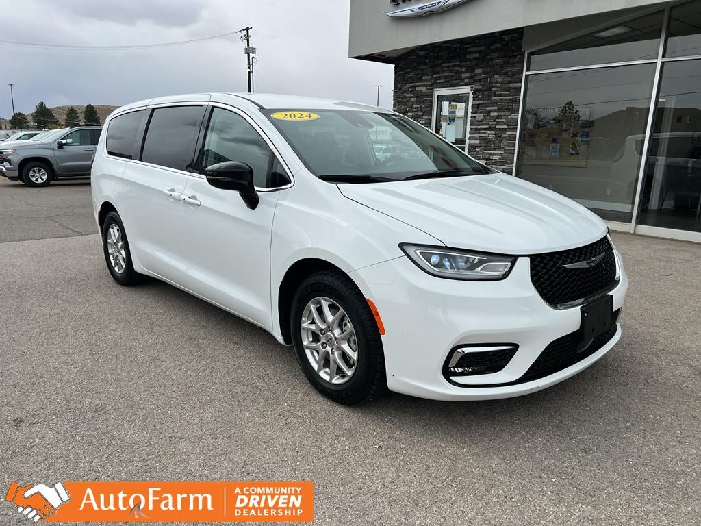 2024 Chrysler Pacifica Touring L's photo