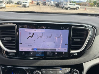 2025 Chrysler Voyager LX