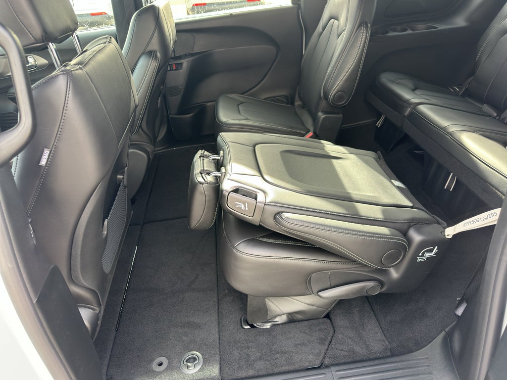 2025 Chrysler Voyager LX