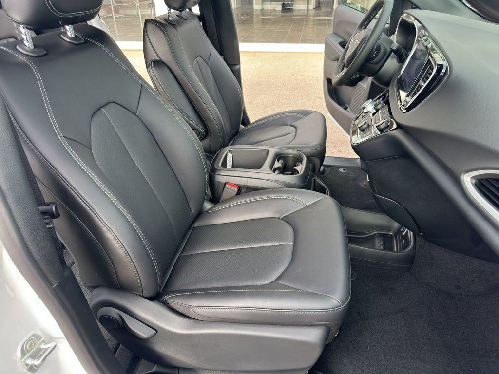 2025 Chrysler Voyager LX