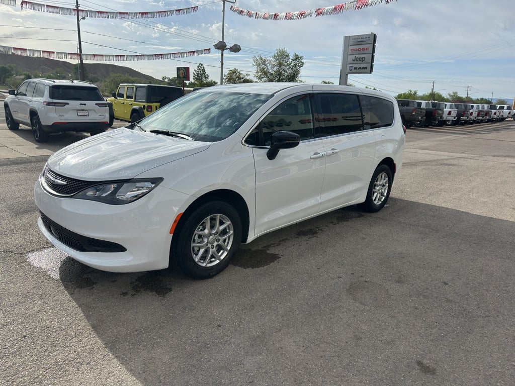 2025 Chrysler Voyager LX