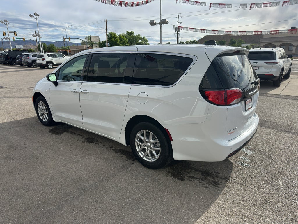 2025 Chrysler Voyager LX