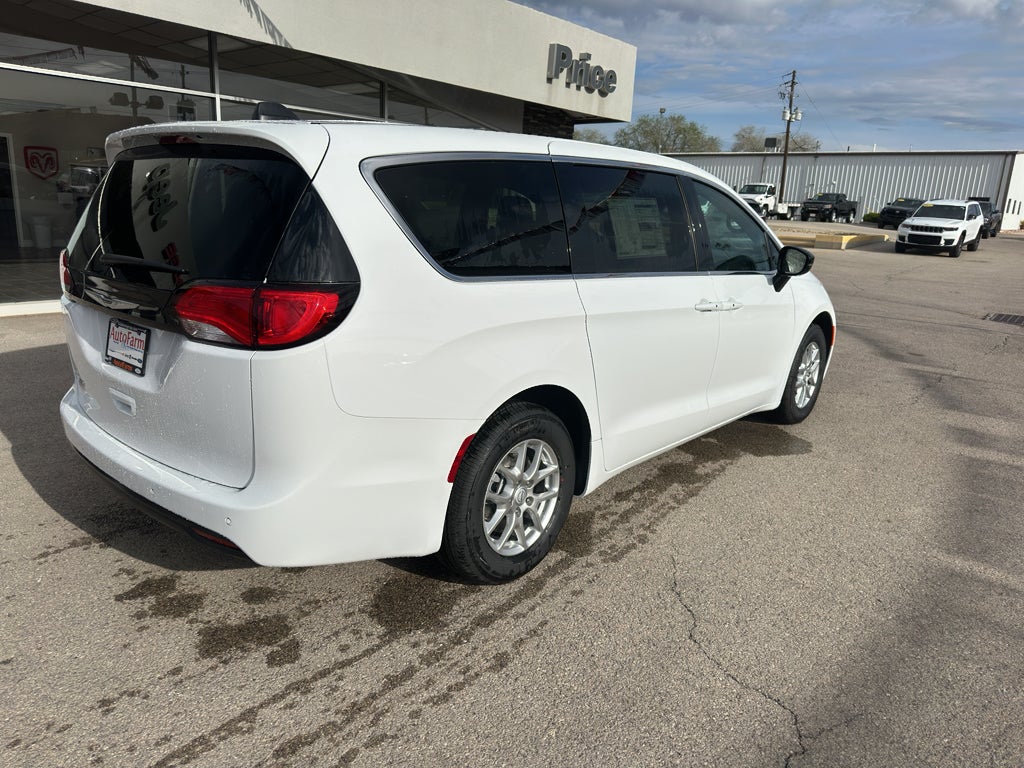 2025 Chrysler Voyager LX