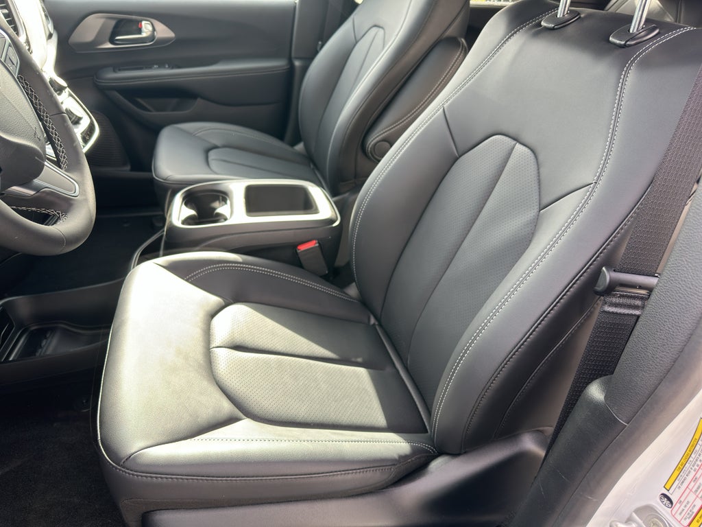 2025 Chrysler Voyager LX